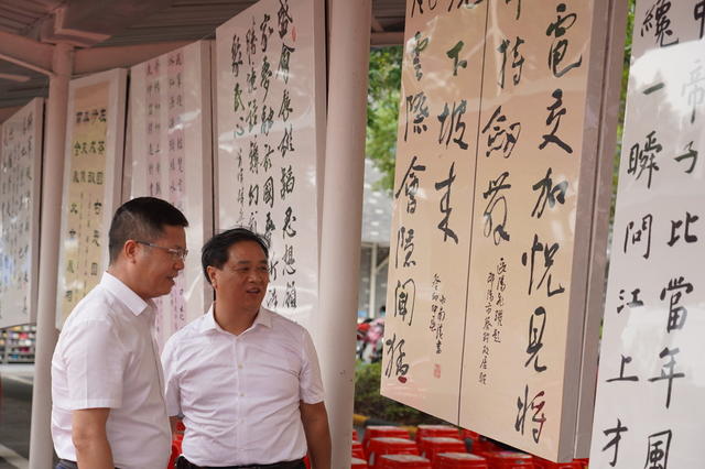 观赏完书画创作，又看文艺演出，最后合唱《我和我的祖国》。为庆祝人民政协成立75周年，9月21日，湖南省隆回县政协在本县工业园区举行“两重启航、双新赋能”企悦文艺汇，文艺界的政协委员们各显身手，为工人们送来“文化大餐”。