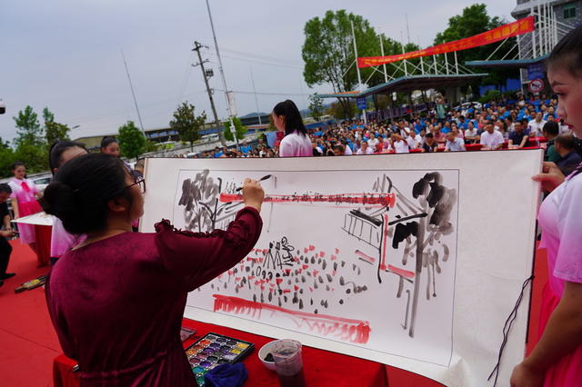 观赏完书画创作，又看文艺演出，最后合唱《我和我的祖国》。为庆祝人民政协成立75周年，9月21日，湖南省隆回县政协在本县工业园区举行“两重启航、双新赋能”企悦文艺汇，文艺界的政协委员们各显身手，为工人们送来“文化大餐”。