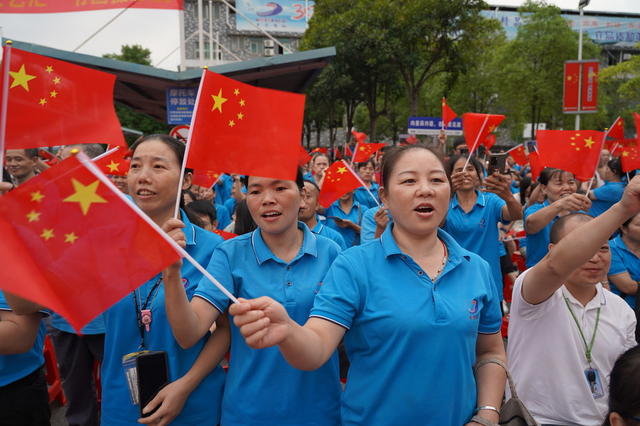 观赏完书画创作，又看文艺演出，最后合唱《我和我的祖国》。为庆祝人民政协成立75周年，9月21日，湖南省隆回县政协在本县工业园区举行“两重启航、双新赋能”企悦文艺汇，文艺界的政协委员们各显身手，为工人们送来“文化大餐”。