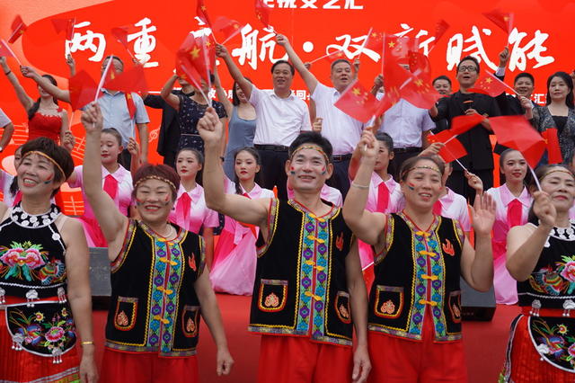 观赏完书画创作，又看文艺演出，最后合唱《我和我的祖国》。为庆祝人民政协成立75周年，9月21日，湖南省隆回县政协在本县工业园区举行“两重启航、双新赋能”企悦文艺汇，文艺界的政协委员们各显身手，为工人们送来“文化大餐”。