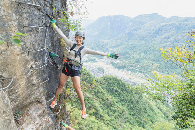2024湘西矮寨大桥“高空铁三”挑战赛在吉首市矮寨奇观旅游区炫酷开赛  提升了矮寨景区知名度  促进体旅融合发展