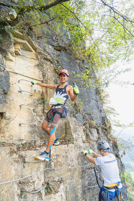 2024湘西矮寨大桥“高空铁三”挑战赛在吉首市矮寨奇观旅游区炫酷开赛  提升了矮寨景区知名度  促进体旅融合发展