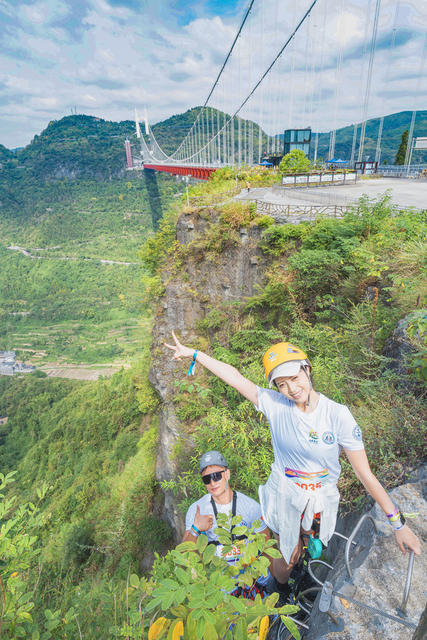 2024湘西矮寨大桥“高空铁三”挑战赛在吉首市矮寨奇观旅游区炫酷开赛  提升了矮寨景区知名度  促进体旅融合发展