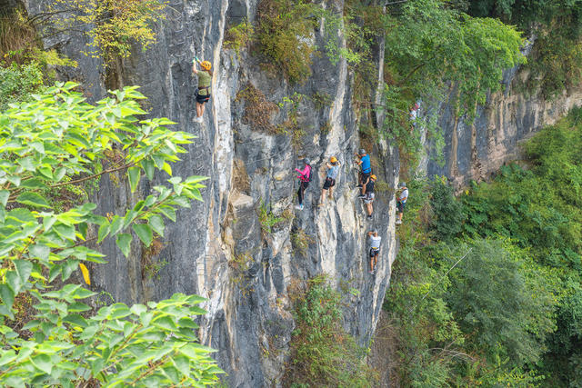 2024湘西矮寨大桥“高空铁三”挑战赛在吉首市矮寨奇观旅游区炫酷开赛  提升了矮寨景区知名度  促进体旅融合发展