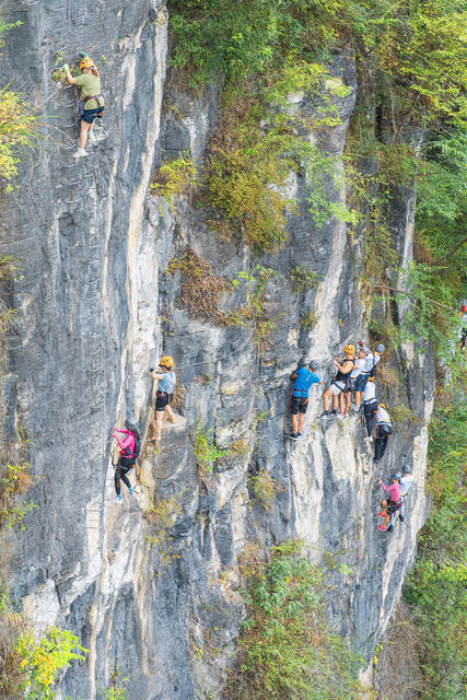 2024湘西矮寨大桥“高空铁三”挑战赛在吉首市矮寨奇观旅游区炫酷开赛  提升了矮寨景区知名度  促进体旅融合发展