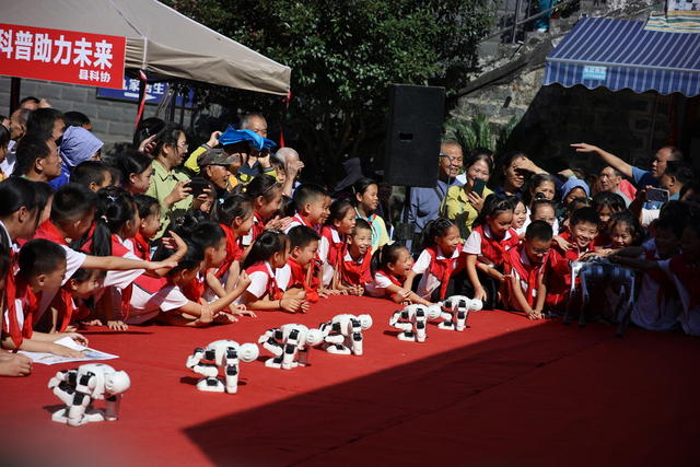 科普 全国科普日 无人机 电子狗 急救 机器人