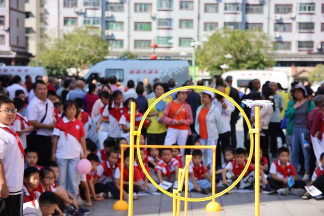 科普 全国科普日 无人机 电子狗 急救 机器人