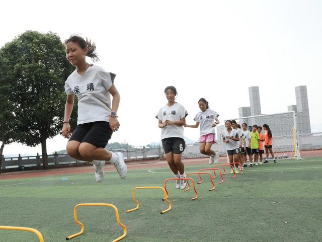  乡村女孩的足球梦