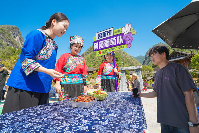 大地流彩——中国村厨村艺大晒湘西晒场在保靖县碗米坡镇沙湾村隆重举行  集中“晒”出新高度  晒厨、晒艺、晒歌、晒舞、晒秋各种晒