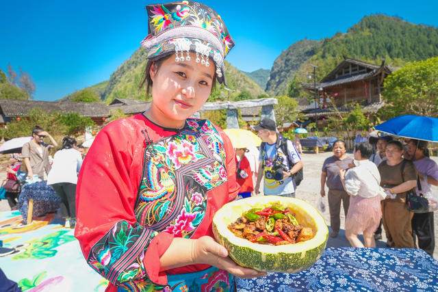 大地流彩——中国村厨村艺大晒湘西晒场在保靖县碗米坡镇沙湾村隆重举行  集中“晒”出新高度  晒厨、晒艺、晒歌、晒舞、晒秋各种晒