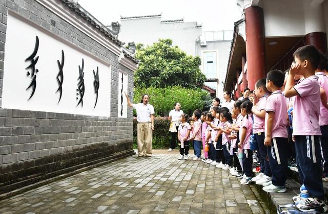 萌娃学习“女书” 体验非遗魅力