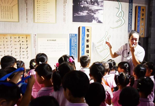 萌娃学习“女书” 体验非遗魅力