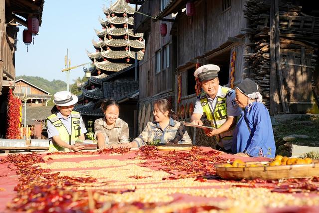 交通安全、交警、群众、宣传、平安建设