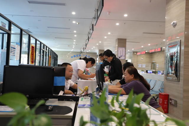 政务服务  中心  市民  工作人员 