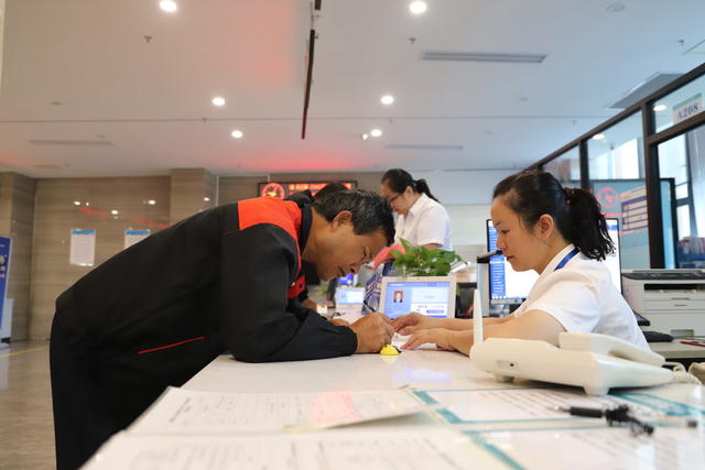 政务服务  中心  市民  工作人员 