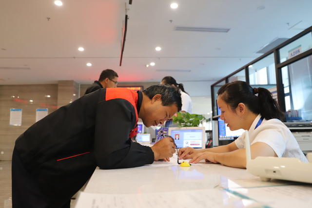 政务服务  中心  市民  工作人员 