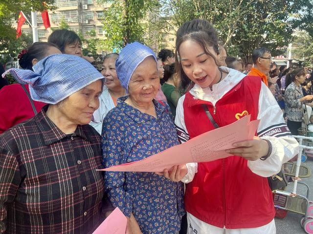 走进集市话创卫

