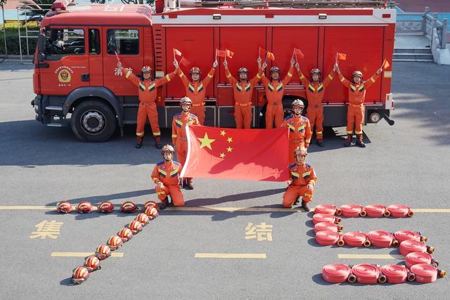 我和国旗合张影 拍摄活动 庆祝新中国成立75周年