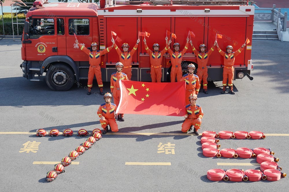 我和国旗合张影 拍摄活动 庆祝新中国成立75周年