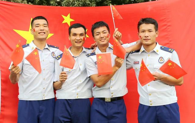 我和国旗合张影 庆祝新中国成立75周年
