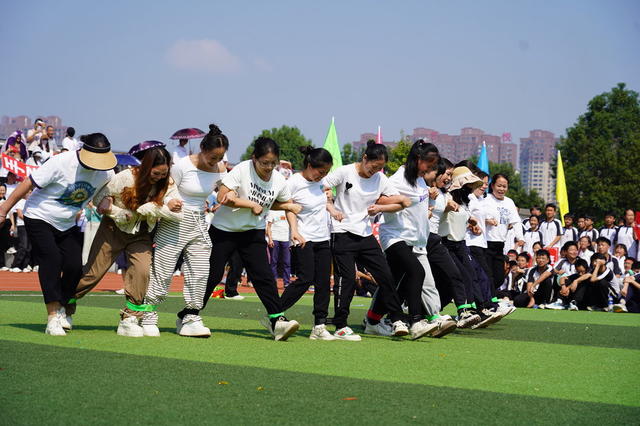 9月26日，湖南省隆回县紫阳中学举行“喜迎国庆”运动会，2000余名师生、家长参加，开幕式文艺表演、绑腿跑、拔河等项目精彩纷呈，气氛热闹喜庆。