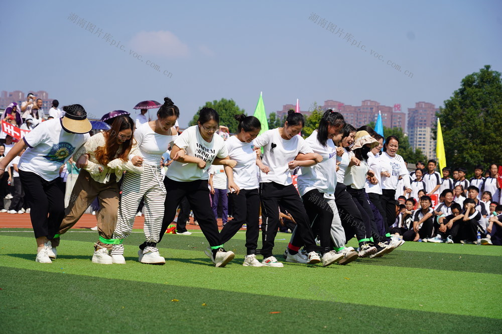 9月26日，湖南省隆回县紫阳中学举行“喜迎国庆”运动会，2000余名师生、家长参加，开幕式文艺表演、绑腿跑、拔河等项目精彩纷呈，气氛热闹喜庆。