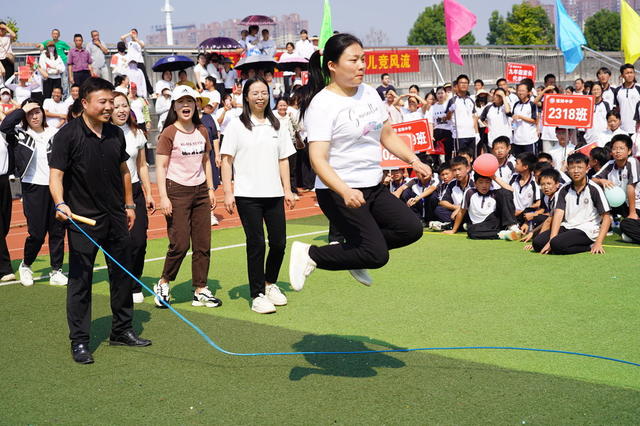 9月26日，湖南省隆回县紫阳中学举行“喜迎国庆”运动会，2000余名师生、家长参加，开幕式文艺表演、绑腿跑、拔河等项目精彩纷呈，气氛热闹喜庆。