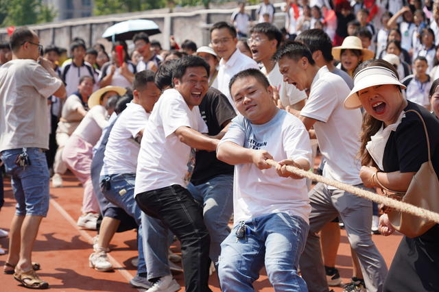 9月26日，湖南省隆回县紫阳中学举行“喜迎国庆”运动会，2000余名师生、家长参加，开幕式文艺表演、绑腿跑、拔河等项目精彩纷呈，气氛热闹喜庆。