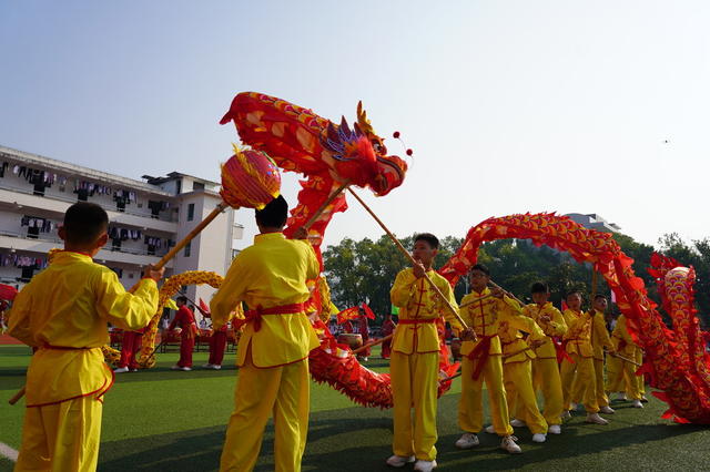 9月26日，湖南省隆回县紫阳中学举行“喜迎国庆”运动会，2000余名师生、家长参加，开幕式文艺表演、绑腿跑、拔河等项目精彩纷呈，气氛热闹喜庆。