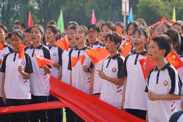 9月26日，湖南省隆回县紫阳中学举行“喜迎国庆”运动会，2000余名师生、家长参加，开幕式文艺表演、绑腿跑、拔河等项目精彩纷呈，气氛热闹喜庆。