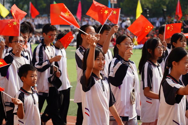 9月26日，湖南省隆回县紫阳中学举行“喜迎国庆”运动会，2000余名师生、家长参加，开幕式文艺表演、绑腿跑、拔河等项目精彩纷呈，气氛热闹喜庆。
