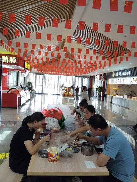 国庆节 高速公路  服务区