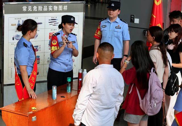 怀铁民警与旅客候车室里迎国庆