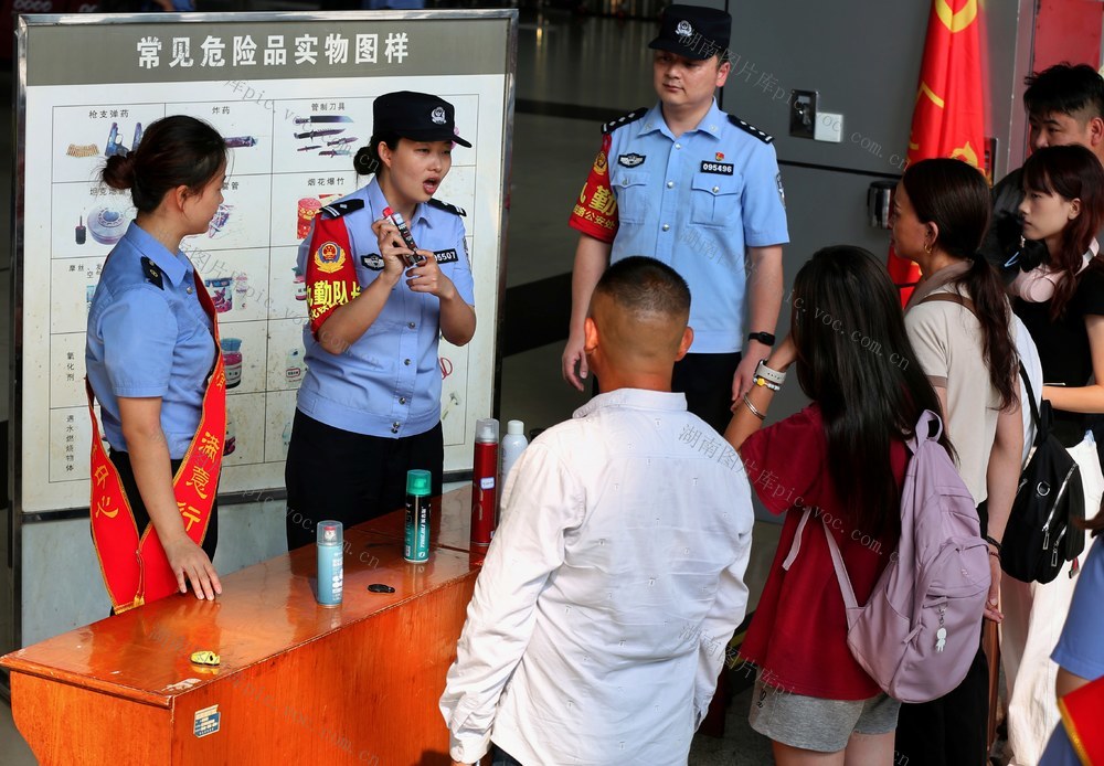 怀铁民警与旅客候车室里迎国庆