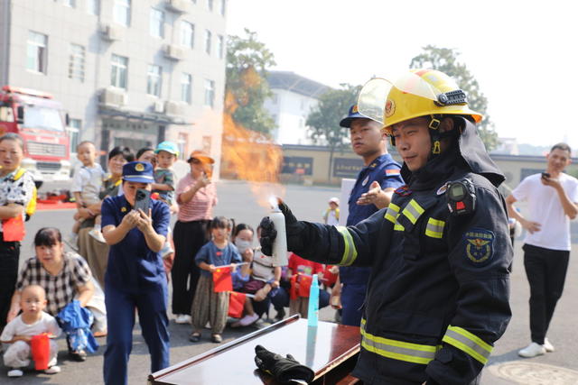 消防同行 共度国庆 消防站 开放日
