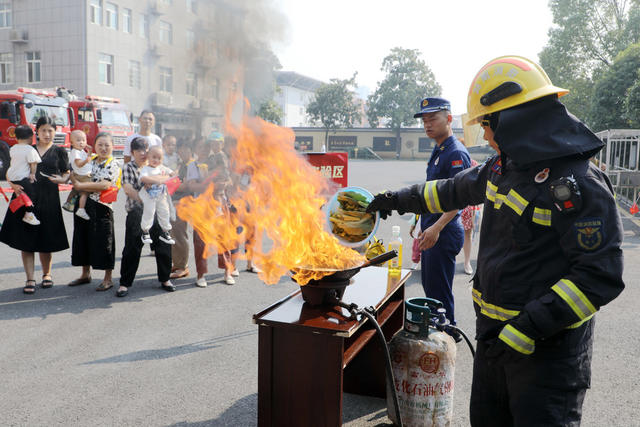消防同行 共度国庆 消防站 开放日