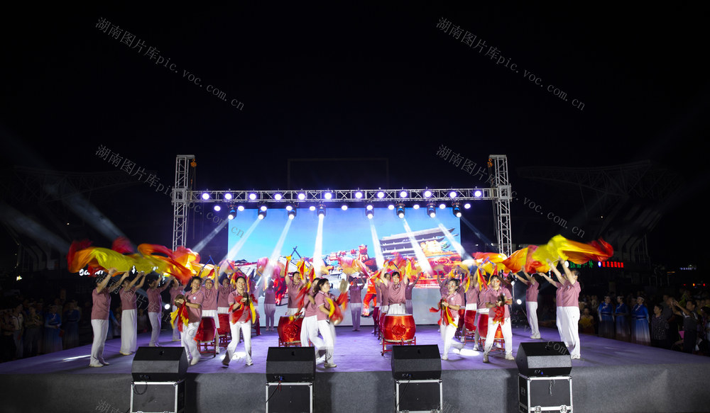 载歌载舞迎国庆