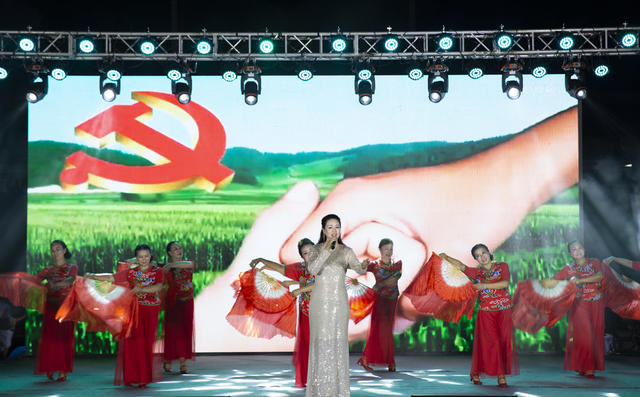 载歌载舞迎国庆