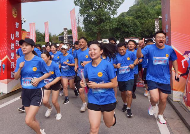 嘉禾：职工智跑迎国庆