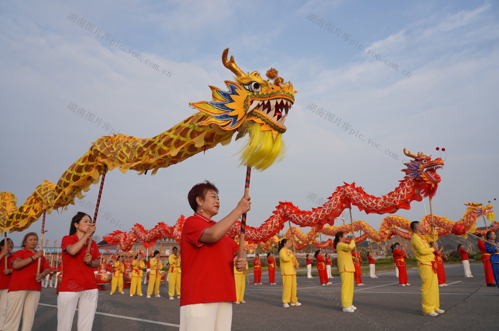 9月28日，湖南省隆回县100余名文艺爱好者自发组织来到高铁站、华兴产业园，舞龙、唱歌、击鼓，喜迎国庆。