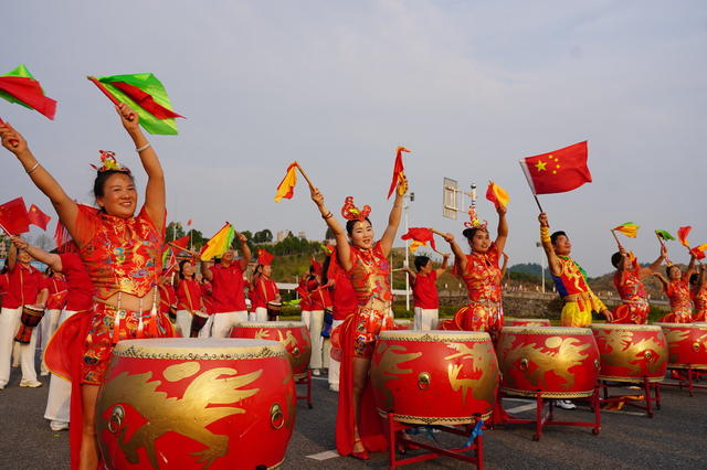 9月28日，湖南省隆回县100余名文艺爱好者自发组织来到高铁站、华兴产业园，舞龙、唱歌、击鼓，喜迎国庆。