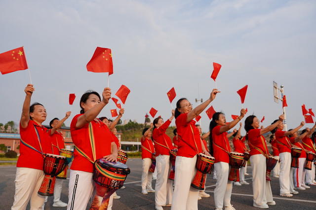 9月28日，湖南省隆回县100余名文艺爱好者自发组织来到高铁站、华兴产业园，舞龙、唱歌、击鼓，喜迎国庆。