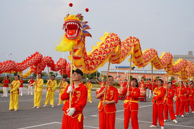 9月28日，湖南省隆回县100余名文艺爱好者自发组织来到高铁站、华兴产业园，舞龙、唱歌、击鼓，喜迎国庆。