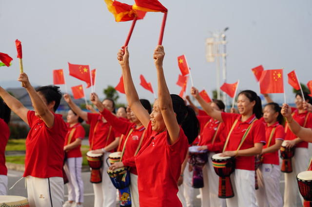 9月28日，湖南省隆回县100余名文艺爱好者自发组织来到高铁站、华兴产业园，舞龙、唱歌、击鼓，喜迎国庆。