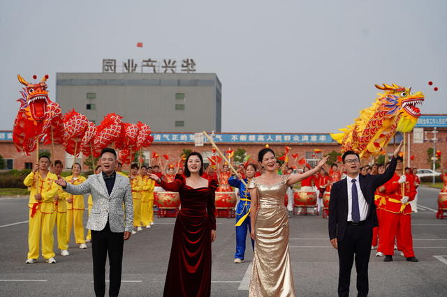 9月28日，湖南省隆回县100余名文艺爱好者自发组织来到高铁站、华兴产业园，舞龙、唱歌、击鼓，喜迎国庆。