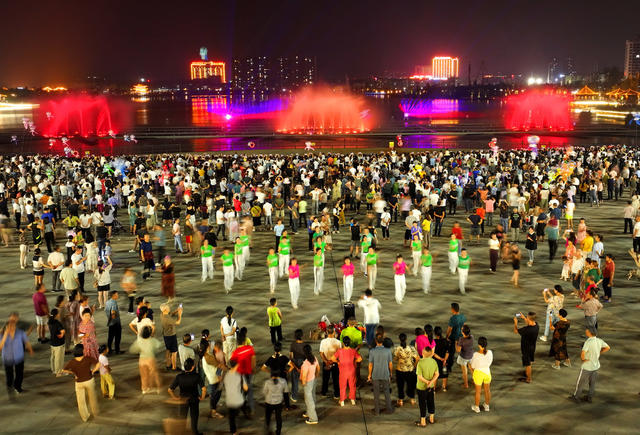 夜色 喷泉 休闲 美景