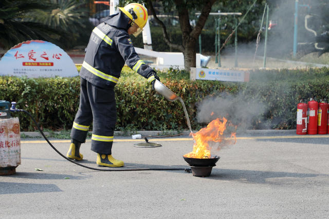 消防员 油锅起火 用水灭火 爆燃效应