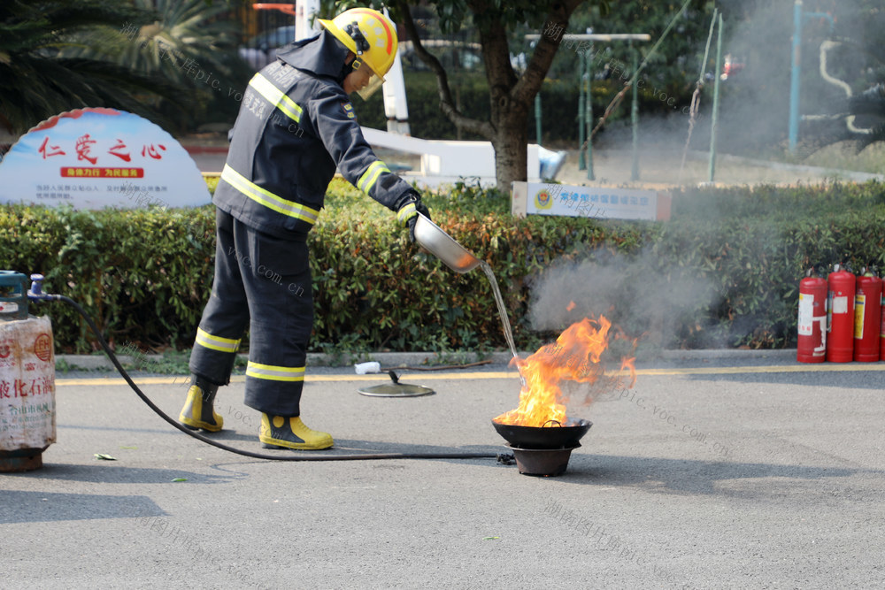 消防员 油锅起火 用水灭火 爆燃效应