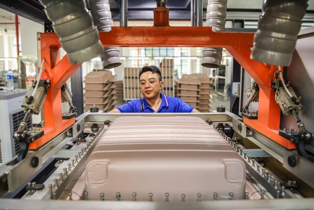 外贸 出口 企业 生产 箱包 车间 订单