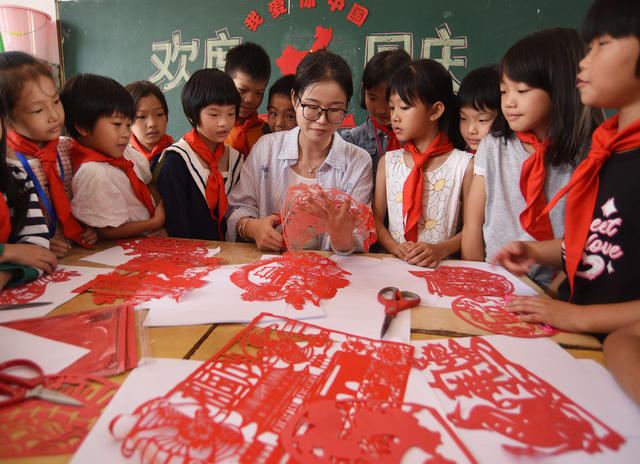 嘉禾：剪纸迎国庆